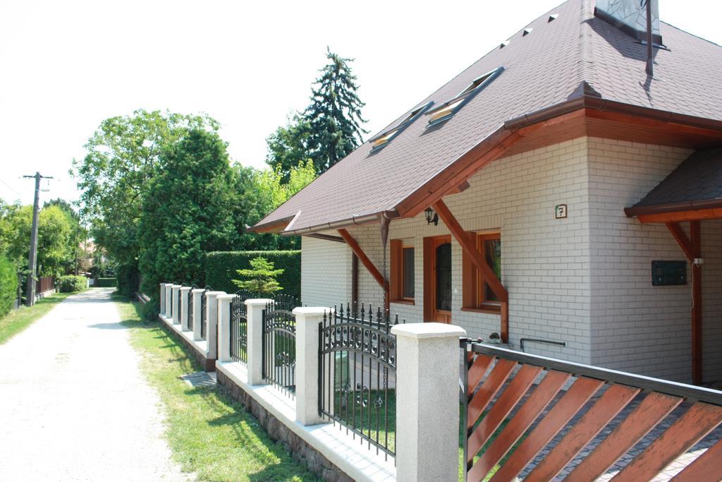 Manner Villa Balatonalmádi Chambre photo
